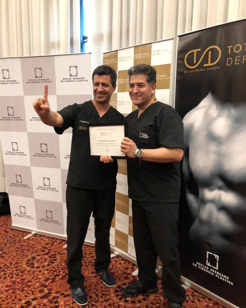 Dr. Rogério Morale com certificado do treinamento Total Definer