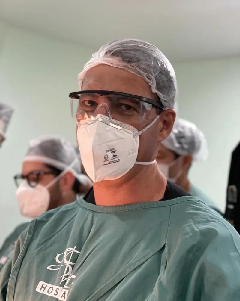 Dr. Rogério Morale no centro cirúrgico